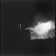 Tir d'engagement de nuit d'un canon du 10e régiment d'artillerie coloniale au cours de l'opération Mangouste. [description provisoire]
