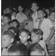 Séance de cinéma de plein air organisée par le service d'action psychologique durant une fête au Wat Botum de Phnom Penh. [description provisoire]