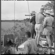 Chargement d'un canon de 57 mm sans recul sur une vedette blindée du 4e régiment de Dragons (4e RD) au cours de l'opération Rivière.