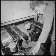 Des dragons du 4e régiment de dragons aux machines d'une vedette blindée pendant l'opération Rivière.