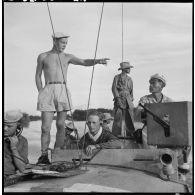 Le lieutenant Malfait, commandant le peloton de reconnaissance de vedettes blindées 4e régiment de dragons, donne des instructions au tireur à bord, au cours de l'opération Rivière. [description provisoire]