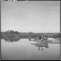 Une vedette de reconnaissance du 4e régiment de dragons ouvre la voie au convoi Michelin sur la rivière de Saigon.