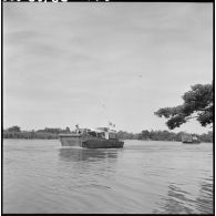 Des bâtiments d'une dinassaut fluviale sécurisent le convoi Michelin sur la rivière de Saigon.