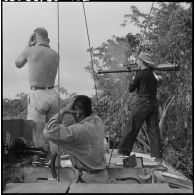 Tir d'un canon de 57 mm sans recul sur une vedette blindée du 4e régiment de Dragons (4e RD) au cours de l'opération Rivière.