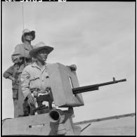 Servant d'une mitrailleuse sur une vedette blindée du 4e régiment de dragons sur la rivière de Saigon.
