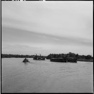 Convoyage de jonques Michelin transportant du caoutchouc sur la rivière de Saigon.