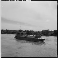 Le bâtiment cuirassé LCM Monitor participant à l'escorte des jonques Michelin sur la rivière de Saigon.