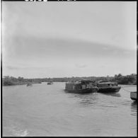 Convoyage de jonques Michelin transportant du caoutchouc sur la rivière de Saigon.