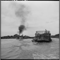 Convoyage de jonques Michelin transportant du caoutchouc sur la rivière de Saigon.