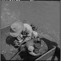 Préparation d’un repas à bord d’une vedette du 4e régiment de dragons.