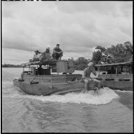 Convoi de vedettes blindées du 4e régiment de dragons sur la rivière de Saigon.