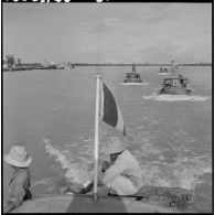 Retour à la base du convoi de vedettes blindées du 4e régiment de dragons participant à l'opération Rivière.