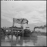 Déchargement à Dau Tieng des chalands de ravitaillement.