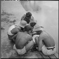 Les équipages des vedettes se détendent en jouant.