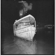 Départ des remorqueurs de nuit au cours de l'opération Riviere.