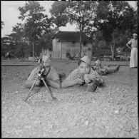 Instruction au combat dans les rues de la ville pour les appelés du camp d'instruction de l'Armée nationale vietnamienne n°2 de Soctrang. [description provisoire]