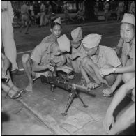 Instruction sur le fonctionnement du fusil mitrailleur Bren pour les appelés du camp d'instruction de l'Armée nationale vietnamienne n°2 de Soctrang. [description provisoire]