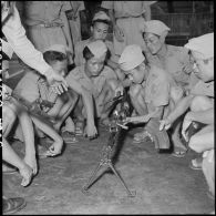 Instruction sur le fonctionnement du fusil mitrailleur Bren pour les appelés du camp d'instruction de l'Armée nationale vietnamienne n°2 de Soctrang. [description provisoire]