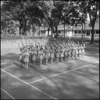 Entraînement à l'ordre serré d'appelés au camp d'instruction de l'Armée nationale vietnamienne n°2 de Soctrang. [description provisoire]