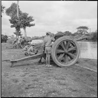 Instruction de la section d'artillerie au camp d'instruction de l'Armée nationale vietnamienne n°2 de Soctrang. [description provisoire]