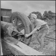 Instruction de la section d'artillerie au camp d'instruction de l'Armée nationale vietnamienne n°2 de Soctrang. [description provisoire]