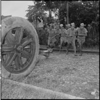 Instruction de la section d'artillerie au camp d'instruction de l'Armée nationale vietnamienne n°2 de Soctrang. [description provisoire]