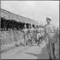 Ecole du soldat avec arme au camp d'instruction de l'Armée nationale vietnamienne n°2 de Soctrang. [description provisoire]