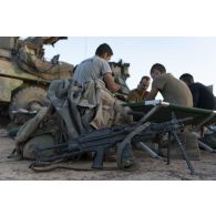 Des soldats disputent une partie de cartes en bivouac dans le secteur du Liptako, au Niger.