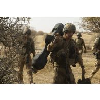 Un soldat transport un lance-missile antichar Eryx pour une patrouille dans le secteur du Liptako, au Niger.