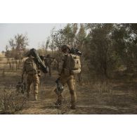 Des soldats transportent un lance-missile antichar Eryx pour une patrouille dans le secteur du Liptako, au Niger.