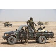 Des soldats nigériens de la 112e compagnie de sécrité et d'intervention (CSI) patrouillent à bord de leur pick-up dans le secteur du Liptako, au Niger.