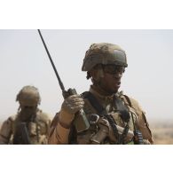 Un soldat communique par radio pour une patrouille dans le secteur du Liptako, au Niger.