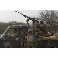 Des soldats nigériens de la 112e compagnie de sécurité et d'intervention (CSI) patrouillent à bord de leur pick-up dans le secteur du Liptako, au Niger.