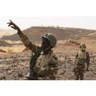 Des soldats nigériens de la 112e compagnie de sécurité et d'intervention (CSI) patrouillent dans le secteur du Liptako, au Niger.
