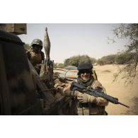 Un soldat pose aux côtés d'un soldat nigérien de la 112e compagnie de sécurité et d'intervention (CSI) monté à bord de son pick-up dans le secteur du Liptako, au Niger.