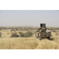 Des soldats nigériens de la 112e compagnie de sécurité et d'intervention (CSI) progressent à bord de leur pick-up dans le secteur du Liptako, au Niger.