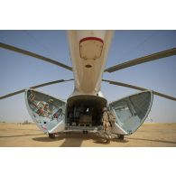 Un soldat embarque des parachutes à bord d'un hélicoptère civil russe Mil MI-17 dans le secteur du Liptako, au Niger.