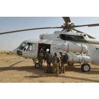Des soldats embarquent des parachutes à bord d'un hélicoptère civil russe Mil MI-17 dans le secteur du Liptako, au Niger.