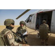 Des soldats embarquent des parachutes à bord d'un hélicoptère civil russe Mil MI-17 dans le secteur du Liptako, au Niger.