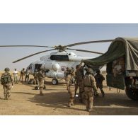 Des soldats chargent du matériel de rechange à bord d'un camion GBC-180 dans le secteur du Liptako, au Niger.