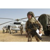 Un guetteur aérien tactique avancé (GATA) coordonne un ravitaillement par hélicoptère civil russe Mil MI-17 dans le secteur du Liptako, au Niger.