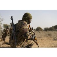Un tireur de précision nigérien de la 112e compagnie de sécurité et d'intervention (CSI) sécurise le périmètre au moyen de son fusil de précision SVD Dragunov à Tongo Tongo, au Niger.