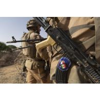 Détail de l'ecusson du partenariat militaire opérationnel franco-nigérien sur le magasin du fusil d'assaut de type AKM d'un soldat nigérien à Tongo Tongo, au Niger.