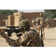 Un tireur de précision nigérien de la 112e compagnie de sécurité et d'intervention (CSI) sécurise le périmètre au moyen de son fusil de précision SVD Dragunov à Tongo Tongo, au Niger.