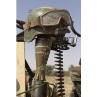 Détail d'un casque de soldat nigérien de la 112e compagnie de sécurité et d'intervention (CSI) posé sur un lance-roquettes RPG-9 dans le secteur de Tongo Tongo, au Niger.
