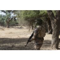 Un soldat nigérien de la 112e compagnie de sécurité et d'intervention (CSI) patrouille dans le secteur de Tongo Tongo, au Niger.