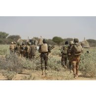 Le capitaine Paul, détaché de liaison et d'accompagnement, patrouille aux côtés des soldats nigériens de la 112e compagnie de sécurité et d'intervention (CSI) dans le secteur de Tongo Tongo, au Niger.