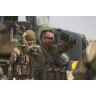 Un soldat coordonne le pliage des alettes de fret après une livraison par air dans le secteur du Liptako, au Niger.