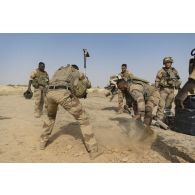 Des soldats creusent un trou pour brûler les déchets après une livraison par air dans le secteur du Liptako, au Niger.