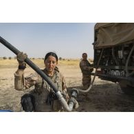 Des éléments du Service de l'énergie opérationnelle (SEO) ravitaillent un camion-citerne Scania en carburant après une livraison par air dans le secteur du Liptako, au Niger.